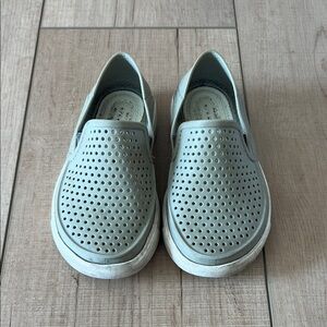 Crocs Comfort in Light Gray/Green